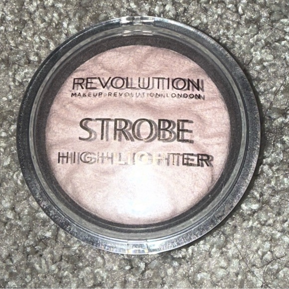 Makeup Revolution Moon Glow Lights Strobe Highlighter - Picture 2 of 3